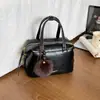 2026 Nuevo Bolso Almohada Boston Estilo Maillard para Mujer Bolso de Mano Retro Bolso de Hombro Cruzado Decoración de Bola de Pelo para Viajes Diarios