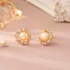 Exquisitos pendientes de perlas de agua dulce estilo socialité, lujo ligero con un toque de alta gama, pendientes de circonita modernos y elegantes, delicados y elegantes accesorios para la oreja