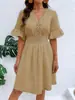 Vestido Feminino Verão Europeu e Americano 2026 Novo Estilo com Aplicação de Renda, Decote V Fashion, Ajuste na Cintura, Vestido de Cor Sólida, Atacado de Roupas Femininas