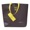 Bolsa tote de TNT cor de café, formato de meia-lua, com impressão personalizada de publicidade para lojas de roupas, uma sacola de presente comercial e ecológica
