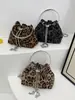 Bolsa Pequena Transversal Feminina 2026 Outono Nova Bolsa de Mão Estampa de Leopardo Retrô Bolsa de Balde Transversal de Ombro Único