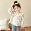 Linda camisa con cuello de muñeca para bebés, perfecta para primavera y otoño, con un estilo dulce y encantador, y hecha con mangas largas suaves y cómodas