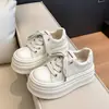 Sapatos brancos super bonitos de sola grossa com plataforma para mulheres, novo estilo outono 2026, para pessoas baixinhas, tênis casuais esportivos de plataforma