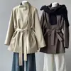 Novo trench coat retro estilo francês de comprimento médio para mulheres, coleção outono 2026, corte solto, cintura marcada, gola alta, peça de outer wear