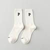Calcetines de tubo medio de estilo coreano de liquidación en línea populares para hombres y mujeres, calcetines casuales deportivos de algodón con letra P japonesa, estilo universitario simple