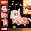 2026 nuevo Festival del Medio Otoño linterna de danza del león estilo chino materiales DIY para niños, con un diseño tradicional, elementos luminosos y un motivo de danza del león