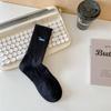 Calcetines de algodón para hombre y mujer, con dibujos animados en blanco y negro, de longitud media, bordados para parejas, para estudiantes, para combinar con todo, de caña alta, deportivos, de moda.