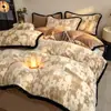 Juego de Cuatro Piezas de Terciopelo de Leche Tallado Sábana de Coral Espesa Extra Suave Funda de Edredón Faldón de Cama Juego de Cama de Tres Piezas 4