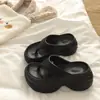 Chinelos de Plataforma com Solado Grosso para Mulheres 2026 Novos Chinelos de Dedo de Salto Alto para Uso Externo no Verão Sandálias Casuais de Praia