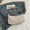 Bolsas Femininas 2026 Novo Estilo Bolsa de Palha Trançada Bolsa de Ombro com Decoração de Corrente Bolsa para Praia Lazer Férias Atacado