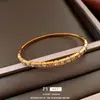 Pulseira de Aço Inoxidável com Fecho Redondo de Zircônia, Toque de Luxo Leve e de Alta Qualidade, Personalizável, Exquisite, Fashionável, Acessório de Mão Versátil