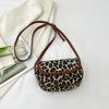 2025 Nueva Moda Tendencia Estilo Étnico Bloques de Color Estampado de Leopardo Bolso Cuadrado Pequeño Bolso de Hombro Cruzado Tipo Sillín Bolso para Mujer