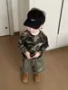 Roupa de Primavera para Meninos 2026 Nova Estilosa Infantil Estampa de Letras Camuflagem Manga Longa e Calça Larga para Bebês