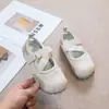 Zapatos pequeños de cuero para niñas, zapatillas deportivas tipo board para niños, nuevo estilo 2025, abiertos, primavera verano, zapatos blancos abullonados para bebé niña, zapatos de suela blanda