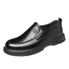 Zapatos casuales de cuero para hombre mayor, estilo slip-on, cuero suave, suela blanda, con forro de algodón para abrigar, y suelas antideslizantes. Disponible para envío directo. SN60876