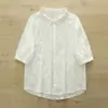 Camisa Blanca de Algodón Puro para Mujer, Estilo Artístico Fresco de Verano 2026, Bordado Pesado en Cuello Floral, Mangas Tres Cuartos, Camisa Básica de Moda