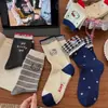 Nuevos calcetines para mujer 2026 para otoño e invierno, serie gris con lindo bordado de gato, etiqueta de tela a rayas, calcetines apilados de media pantorrilla gris-azules