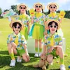 Novo Estilo de Verão para Alunos do Ensino Fundamental: 61 Traje de Performance Infantil, Camisa Floral Estilo Hong Kong, Roupa de Dança, Traje de Formatura do Jardim de Infância