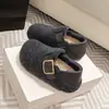 Sapatos femininos cinza estilo Birkenstock com sola grossa e que aumentam a altura, novo modelo 2026, estilo popular de inverno, forrados com fleece, de calçar fácil e confortáveis, de algodão
