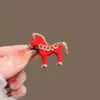 Pin de Esmalte Rojo Creativo Versátil Unisex Hazte Rico Inmediatamente Personalidad Versátil Broche Pin de Caballo del Zodiaco