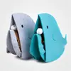 Cama nido para gato de dibujos animados creativa, caseta desmontable, fácil de limpiar, universal para las cuatro estaciones, plegable, nido para mascotas, nido para gato de fieltro con forma de tiburón