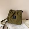Bolso pequeño cruzado con cordón de nailon simple de nicho 2025 Bolso de hombro casual para el día a día Bolso tipo cubo de viaje de moda