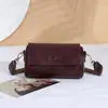 Bolsa de Couro com Padrão de Gatinhos de Ye Chan, Design Cilíndrico em Couro Bovino de Primeira Camada na Cor Carvão, Bolsa de Ombro Cruzado Moda Vintage 2026 Couro Genuíno
