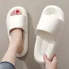 Chinelos femininos de calçar, antiderrapantes, para uso externo, sandálias de verão respiráveis para hotel, banheiro interno, atacado masculino