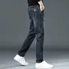 Jeans masculino de outono, perna reta, corte solto, novo jeans casual longo stretch slim fit para homens 2026