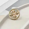 Broche de Metal Vazado Minimalista de Luxo com um Toque de Alto Padrão, Adequado para Jaquetas de Terno, Camisetas de Tricô, Pins de Gola, Pins de Emblema Modernos