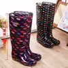 Botas de chuva longas, extra-altas, impermeáveis, antiderrapantes e quentes, com forro de fleece, adequadas para mulheres, capas de sapato de borracha, botas de água e sapatos de cano alto para adultos