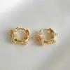 Exquisitos y compactos pendientes de aro de oro con microincrustaciones de circonita para mujer, que ofrecen una sensación de nicho, de lujo ligero, versátiles para el uso diario, con un estilo suave.