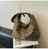 Bolso de mezclilla con estampado de leopardo para mujer, gran capacidad, nuevo bolso casual de hombro o axila para otoño e invierno 2026, bolso tipo empanada para ir al trabajo
