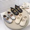 Zapatos para caminar para bebés niñas, zapatos de suela blanda con lazo, nuevo estilo para primavera y otoño 2026, punta redonda, zapatos de cuero de moda.
