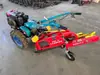 Cosechadora de cacahuetes Pequeña para el hogar Máquina excavadora de cacahuetes de cuatro ruedas Cosechadora de cacahuetes de cadena totalmente automática de mano