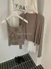 Conjunto de cárdigan simple Y.JIA Yijia para protección solar de principios de otoño + Chaleco con diseño de espalda descubierta + Falda de línea A para mujer 5021