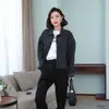 Fotos reales de chaqueta vaquera estilo universitario en stock para mujer, corte holgado, talla petite, chaqueta retro estilo Hong Kong