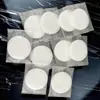 Al por mayor de fábrica Empaquetado individualmente Algodón redondo para maquillaje con agujeros y patrón imprimible Empaquetado individualmente Algodón desmaquillante