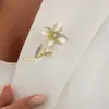 Ornamentos Europeus e Americanos Transfronteiriços Sensação de Luxo Leve Broche de Flor Lírio Calla com Strass Design Moderno Broche de Abelha Versátil para Mulheres