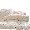 Conjunto de quatro peças de gaze dupla camada fofa de alto peso com bolinhas de desenho animado fofas, lençol e capa de edredom para dormitório estudantil