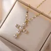 Colar Feminino Colorido Zircônia Joias Design de Nicho Pingente Cruz Completo em Diamante Colar Corrente de Clavícula em Aço Inoxidável