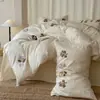 Juego de ropa de cama de cuatro piezas de algodón 100% de alto recuento con bordado floral color crema, sábana de algodón puro engrosada, funda de edredón, ropa de cama