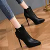 Botas Curtas de Salto Alto Slim com Forro de Lã, Novo Estilo com Design Elegante, Aumentam a Altura, Estilo Versátil de Bico Fino para Mulheres, Adequadas para o Ambiente de Trabalho, Modelos de Outono e Inverno