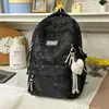Mochila estilo universitário azul gelo claro com padrão escuro em formato de coração, com alças de ombro largas ajustáveis para alunos do ensino fundamental II e médio