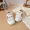 Zapatos para Niñas Zapatos Deportivos Infantiles 2026 Otoño Nuevo Estilo Zapatos de Tabla con Punta de Concha para Bebé Zapatos Casuales con Lunares Plateados