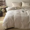 Juego de tres o cuatro piezas de gasa bordada de doble capa 100% algodón estilo crema, fresco y sencillo, ropa de cama transpirable y amigable con la piel para camas individuales y dobles