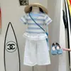 Conjunto de Verão para Meninas 2026 Novo Estilo Coreano Conjunto de Duas Peças com Top Patchwork Listrado Azul e Calça Branca de Corte Reto
