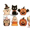 Los productos de madera son un gran éxito de ventas; Decoraciones de escritorio de madera con temática de Halloween en forma de fantasmas, disponibles exclusivamente en los mercados pequeños de Yiwu para venta al por mayor
