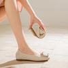Fabricantes directos zapatos de frijol de piel de vaca para mujer, suela blanda, nuevos 2025, zapatos planos para madre, cuero, boca poco profunda, talla grande, zapatos para mujer