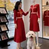 Vestido de Punto Rojo Estilo Chanel para Mujer, Otoño e Invierno, Lujo Ligero, Sensación de Alta Gama, Ceñido a la Cintura, Adelgazante, Elegante, Impresionante Vestido Largo